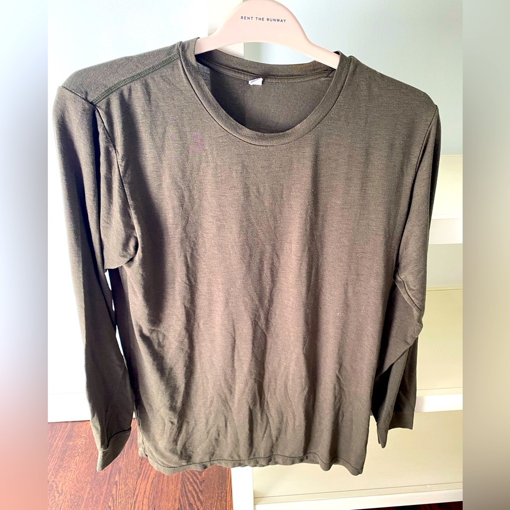 Uniqlo men’s olive green long sleeve t shirt